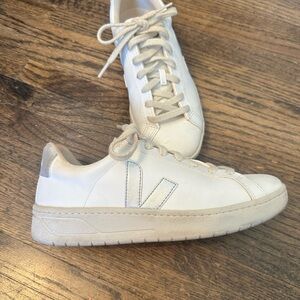Veja Urca Women's White Sneakers size 7